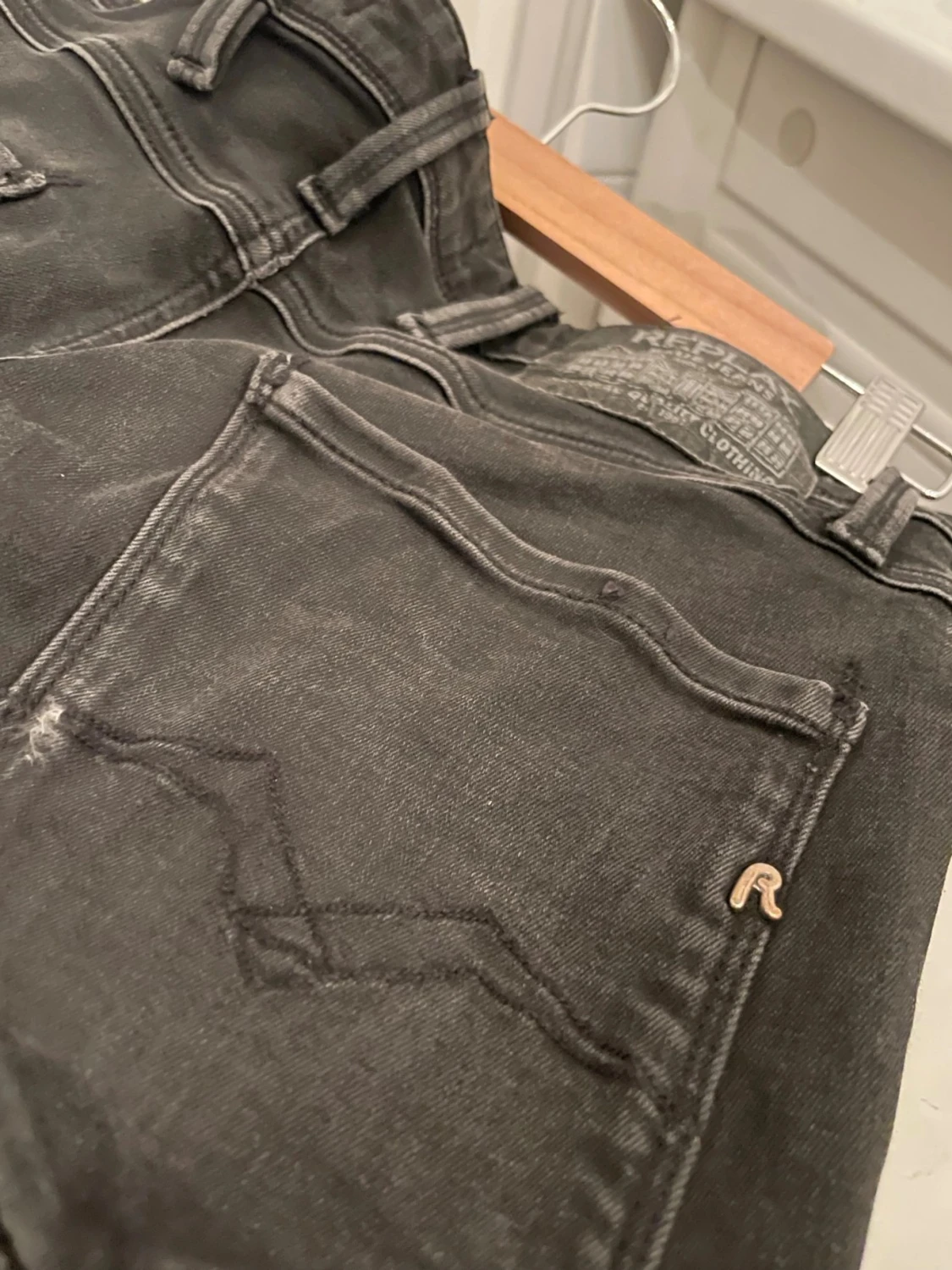 Säljer mina svarta AMBASS Reaplay jeans nu för 349kr - 2