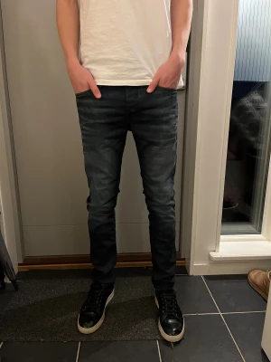 Jack and Jones jeans - Oerhört stilrena Jack and Jones jeans. Dom är i en tvättad mörkblå färg. Denna modell och färg säljs inte längre tyvärr. Men som tur är har jag ett par som är till salu. Dom är storleken 27 32. 27 i midjan, 32 i längd. Hör av dig vid minsta intresse. 