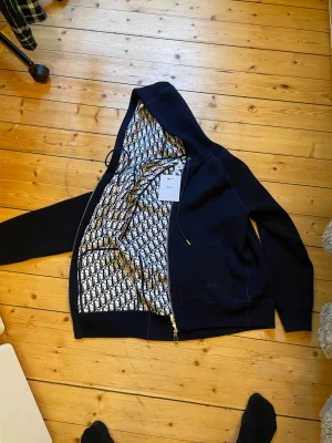 CD hoodie - Mörkblå CD hoodie helt ny. Skriv med minsta fundering 💫. SIZE: S men passar också M