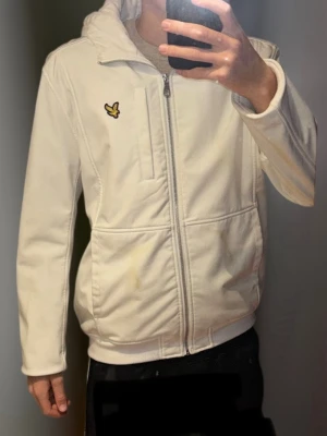 Vit vindjacka från Lyle & Scott - Fräsch vit vindjacka från Lyle & Scott med huva och dragkedja hela vägen. Skicket är mycket bra och jag svarar gärna på era frågor 😀 