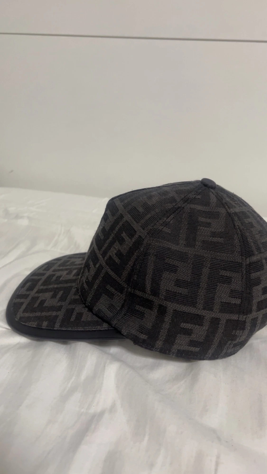 Svart Fendi keps med FF-mönster