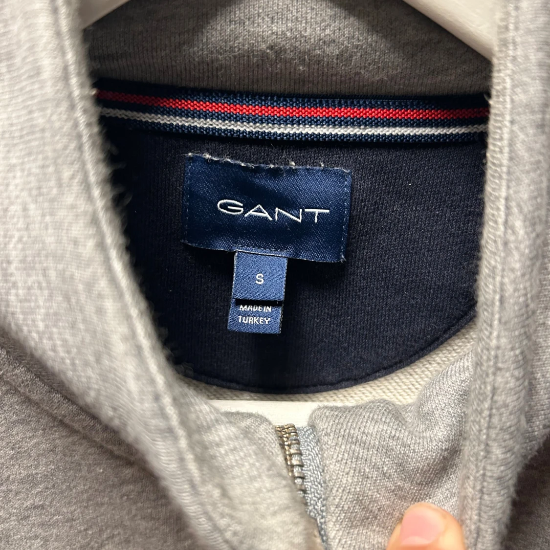 Grå ziptröja från GANT i storlek S - 2