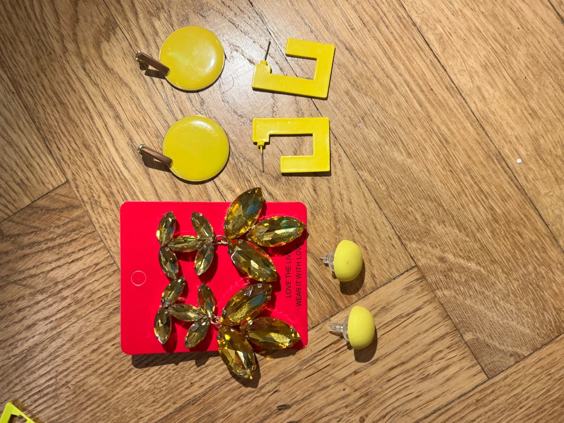 Fyra par coola örhängen i gult