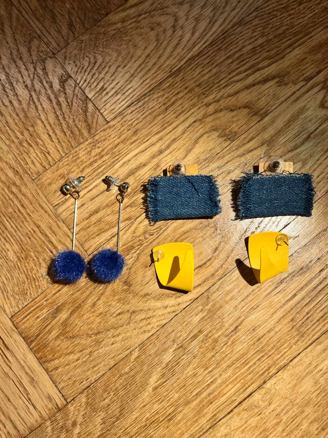 Tre par färgglada örhängen - 1