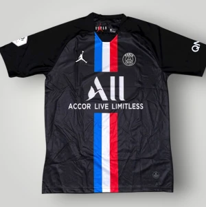 Psg matchtröja strl L - Helt ny. Fin replika med grym kvalitét. Storlek L. Pris: 349kr. Först till kvarn som gäller. Skickas direkt inom 24h