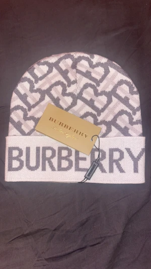 BB mössa - Burberry mössa helt ny