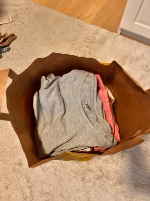 En hel PÅSE full med massa fina kläder - Denna påse med kläder innehåller en 6st plagg 2 par jeans ett par blåa och ett par svarta från lager 157 i storlek S, ett par rosa mjukis byxor från lager 157 i storlek XS, ett par gråa yoga pants från lager 157 i storlek 150, ett par beige mjukisbyxor från lager 157 i storlek S, en grå overzied hoodie från lager 157 i storlek M. Kontakta gärna här på plick vid minsta fråga!:)