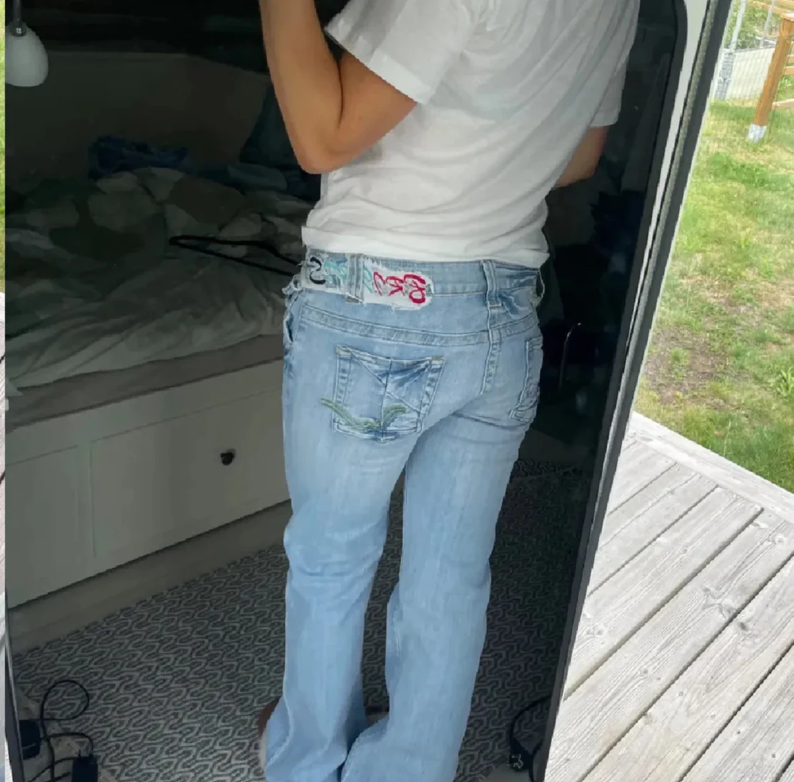 Lågmidjade bootcut m slitningar - 1