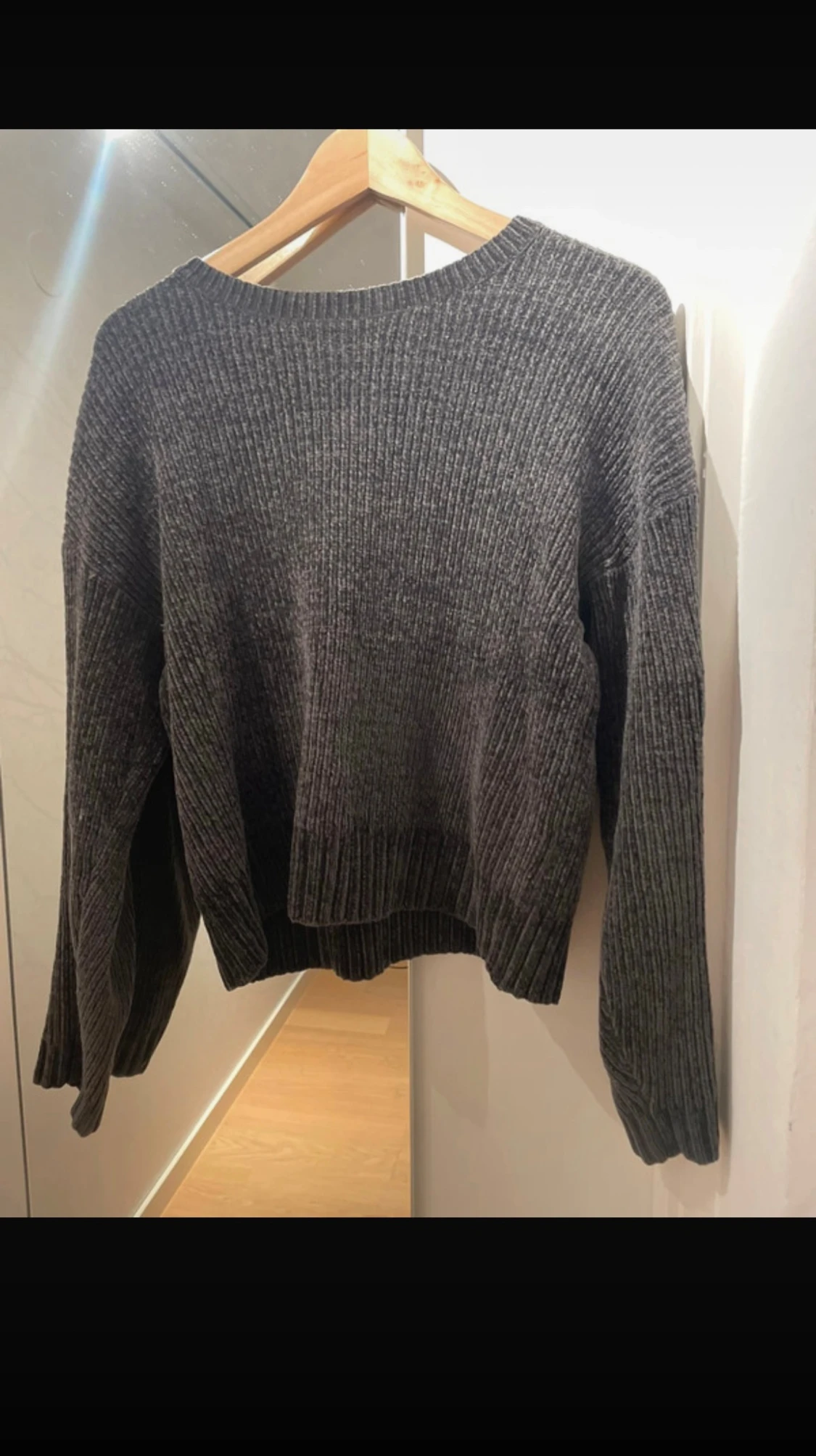 Mörkgrå ribbad stickad tröja