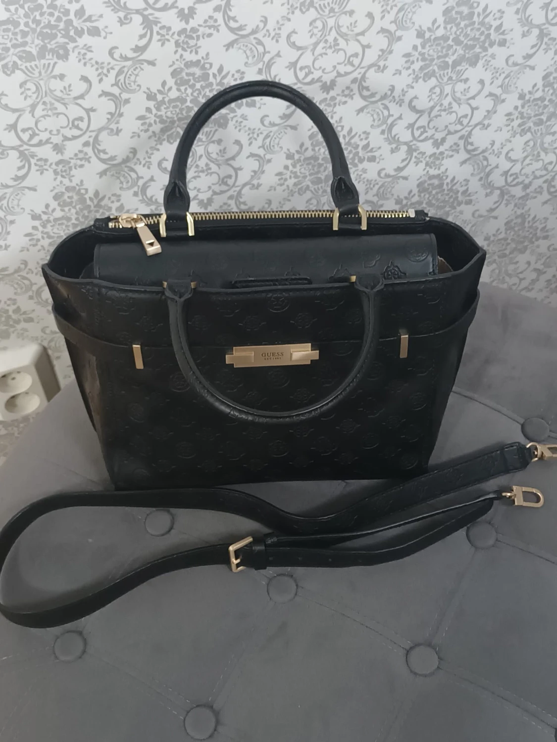 Svart handväska från Guess med axelrem