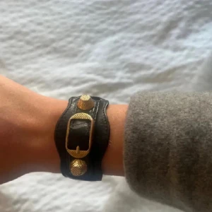 Balenciaga armband  - Så snyggt balenciaga armband som är använt fåtal gånger 💕💕 Boxen är däremot lite smutsig!! 