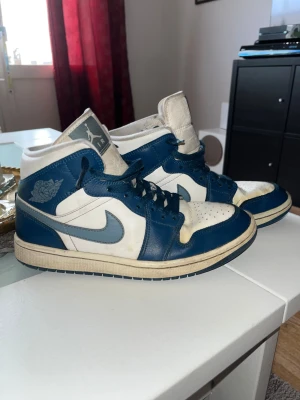 Air Jordan 1 Mid French Blue - Storlek 40, köpte dom för 2 år sen använder dom inte längre. Skick 7/10 lite fläckar men funkar bra. Nypris: 2000kr. Ställ gärna frågor och pris kan diskuteras