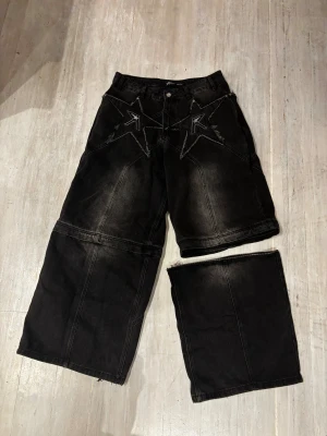 Rockstar studios jeans - Ett par riktigt feta jeans köpta första droppet och använda ett fåtal gånger. Tyvärr lite för långa för mig men tvär feta och riktigt praktiska🔥storlek 34-30. Buda gärna!!
