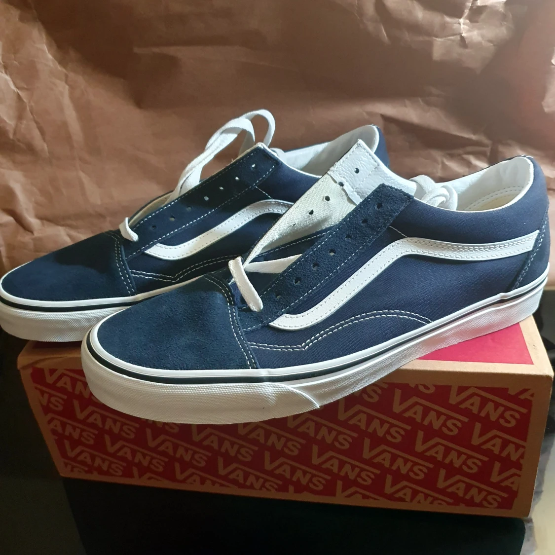 Blå och vita Vans Old Skool sneakers