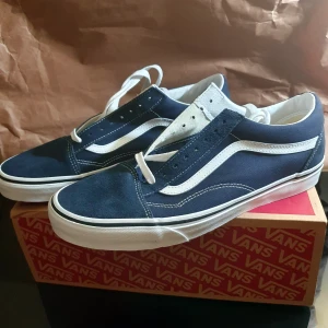 Blå och vita Vans Old Skool sneakers - Got them the 1 Dec, but it was the wrong color. They haven't even been tested and comes in the original box and order bag. New Price: 899:-