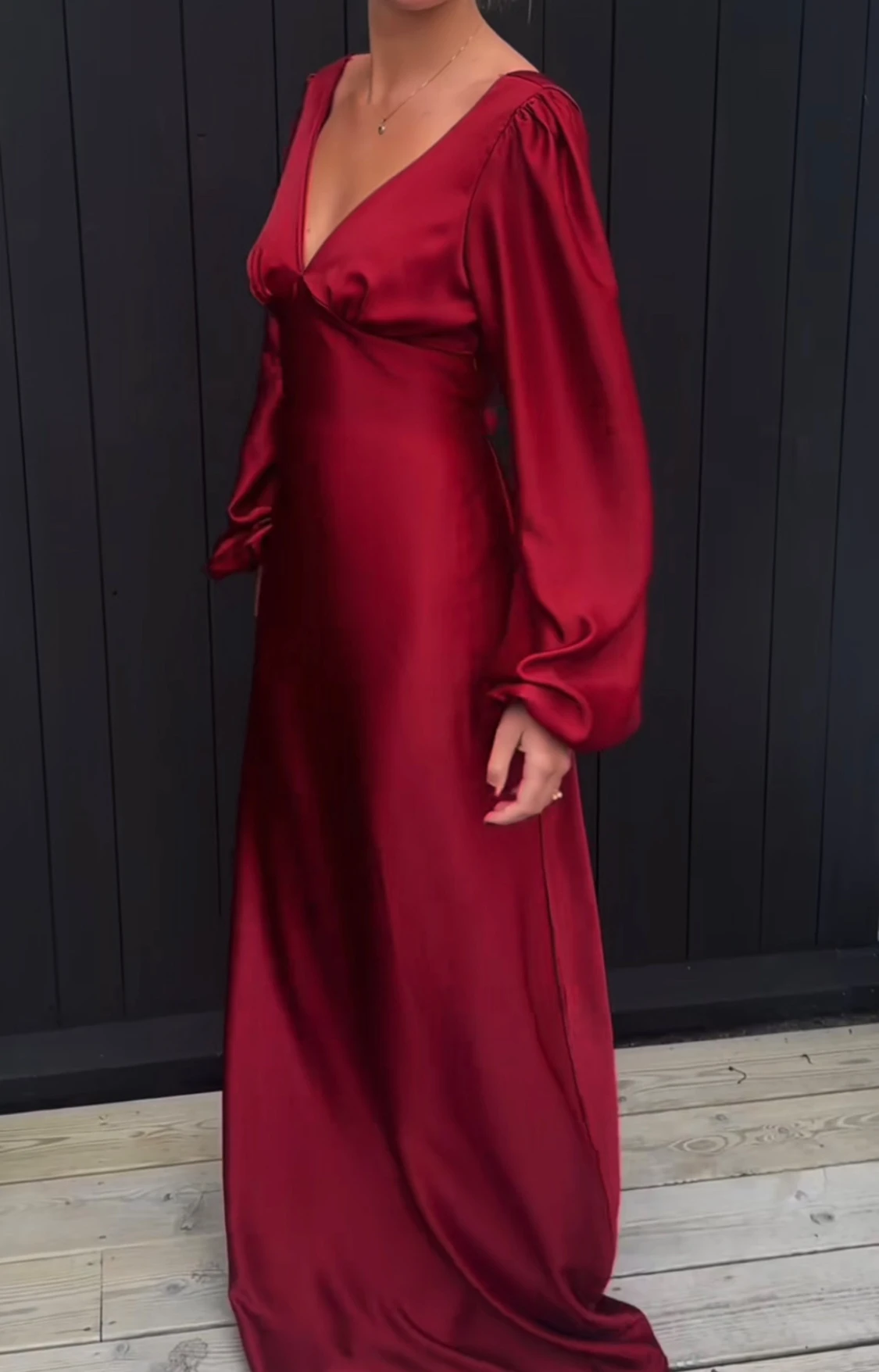 Röd långklänning i satin med v-ringning - 1