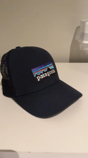 Mörkblå Patagonia  - Snygg mörkblå keps från Patagonia.