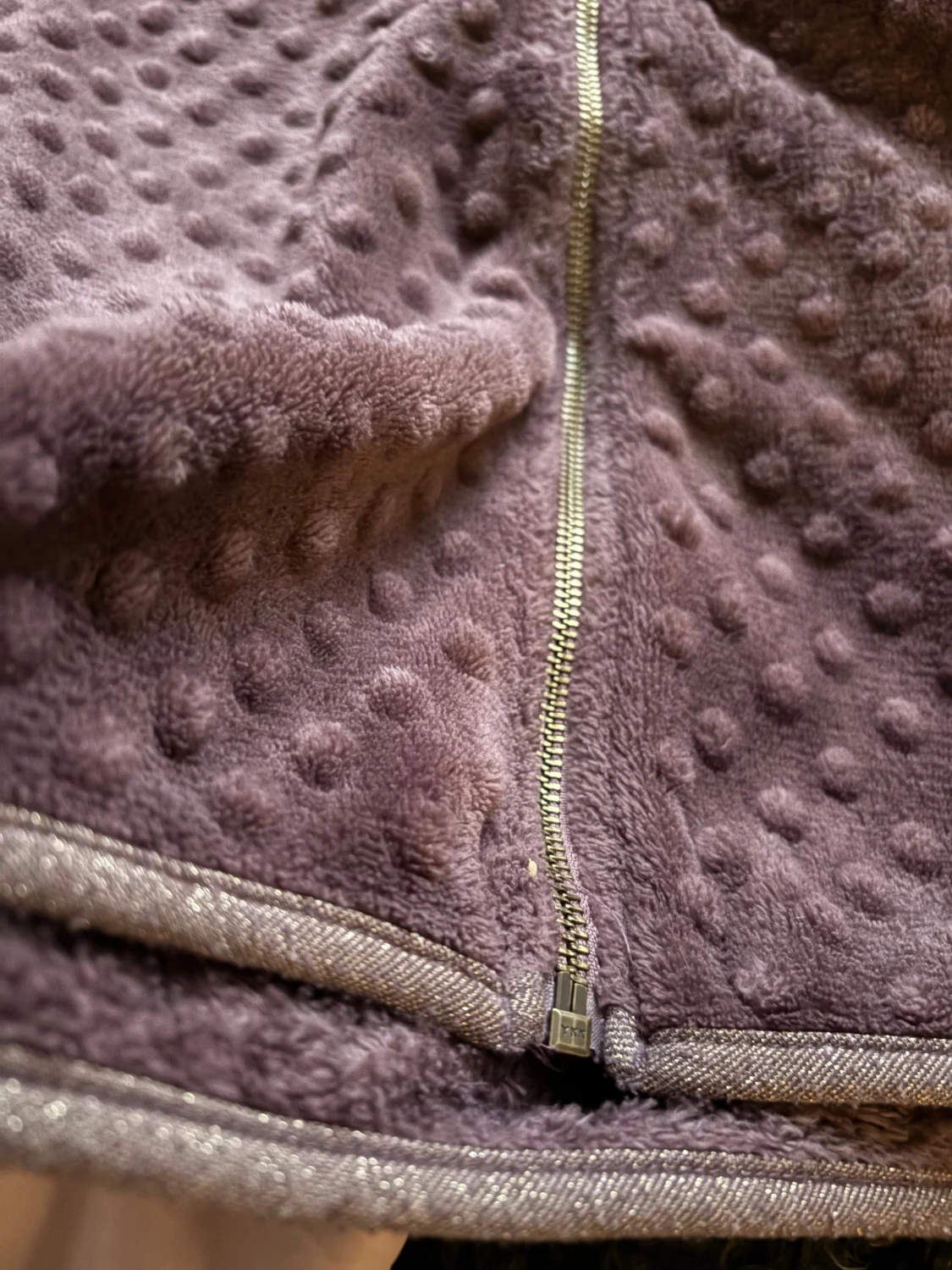 Plommonlila fleecejacka med ”prickar” från Pompdelux - 2