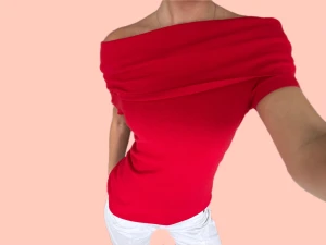 Röd vintage topp off shoulder/polo - Såå himla snygg och cool topp!! Går att bära på två olika sätt – som 2 toppar i en. Köpt i Miami, använd 1 gång ❤️❤️ Snabb leverans!!