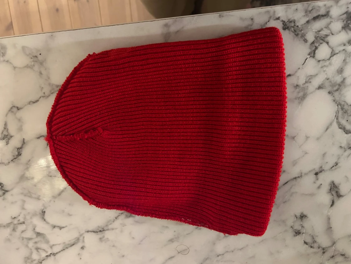 Röd ribbad mössa med broderad patch vintage  - 4