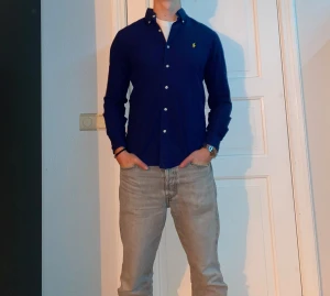 Marinblå skjorta från Ralph Lauren  - Marinblå skjorta från Ralph Lauren i storlek S. Fint skick till ett bra pris. Nypris: 1995kr. Mitt pris: 299kr.                  Vid frågor eller funderingar, tveka inte att höra av dig.