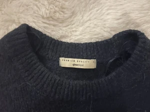 Mörkblå stickad tröja Gina Tricot - Snygg mörkblå stickad tröja från Gina Tricot i storlek S. Tröjan har rund hals och korta ärmar, perfekt för dig som gillar enkel och stilren design. Materialet är mjukt och ger en skön känsla mot huden. Passar dig som vill ha en klassisk look med modern touch.