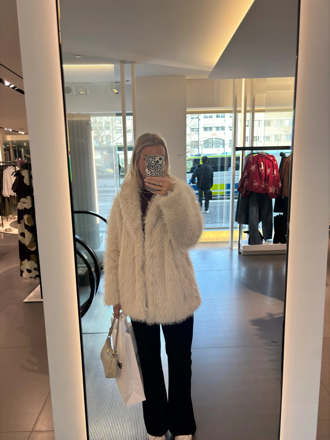 Fluffig vit pälsjacka