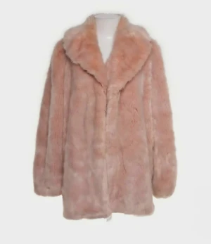 Ljusrosa pälsjacka med bred krage - Säljer en fluffig och lyxig ljusrosa pälsjacka med bred krage och långärmad design. Jackan har en oversized passform och är perfekt för att hålla sig varm och snygg under kyliga dagar. Materialet är mjukt och ger en cool statement-look.