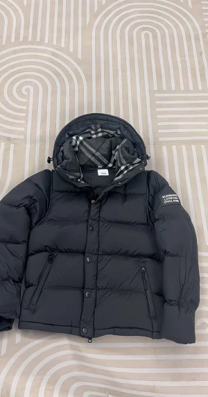 Burbbery jacka  - Burbbery jacka båda väst och jacka sidorna kan man ta bort och dessutom blir det till en väst hiss oss på Steelo_marknad 