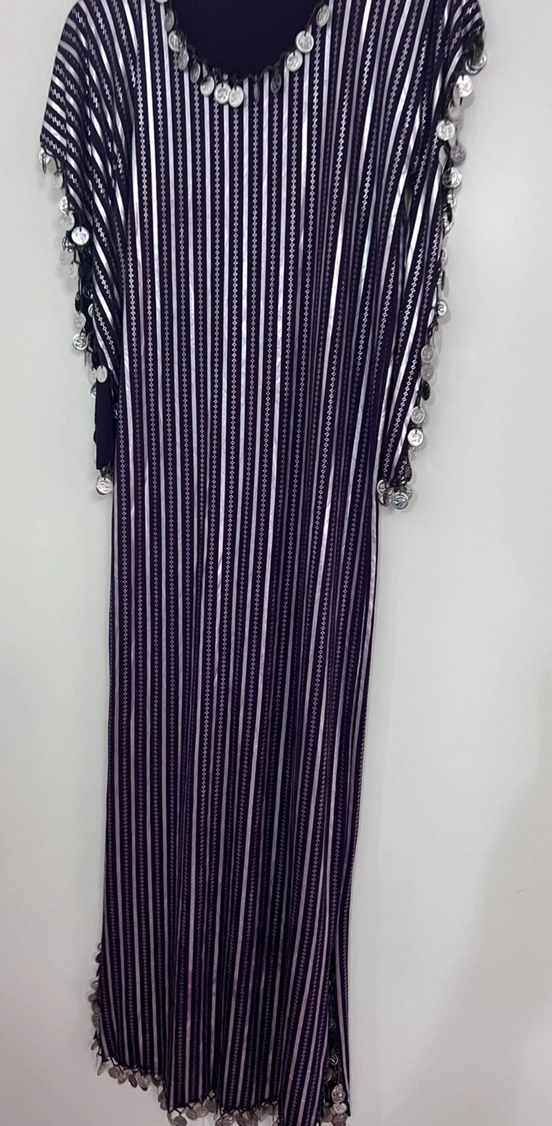 Randig långklänning med myntdetaljer - 3