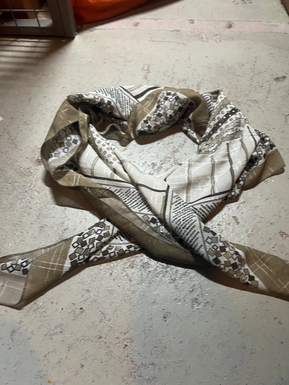 Beige och vit mönstrad halsduk - 1