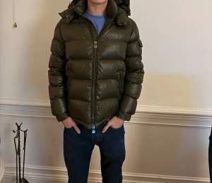 Moncler Maya. Mörkgrön.  - Jag säljer min Moncler Maya, Storlek M. Jackan har jag använt vid ytterst få tillfällen och med stor sparsamhet. Skicket är som ny. Om man är missnöjd med priset skicka gärna ett nytt prisförslag! Jag är öppen för förslag.