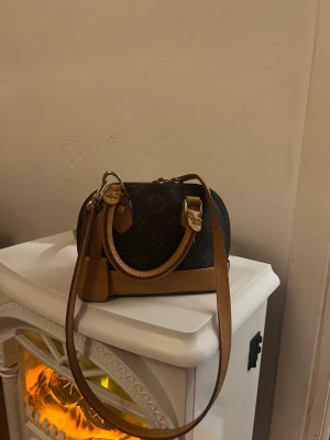 Väska  - Super snygg väska som köptes i somras så den är knappt använd!💗 vid frågor eller mer bilder är det bara att höra av sig!💘