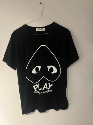 Cdg t shirt - Säljer denna cdg t shirt. Jätte bra skick. Storlek L men passar som en m. Skriv vid fler frågor och funderingar!