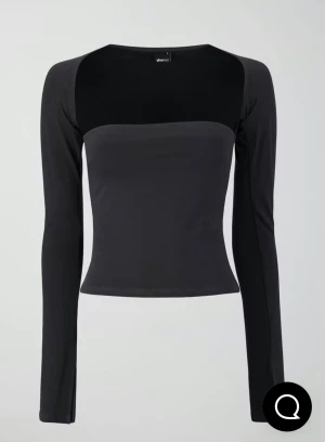 Gina tricot tröja - Jättesnygg grå långärmad tröja från Gina tricot’s kollektion soft touch med urringning i storlek XS