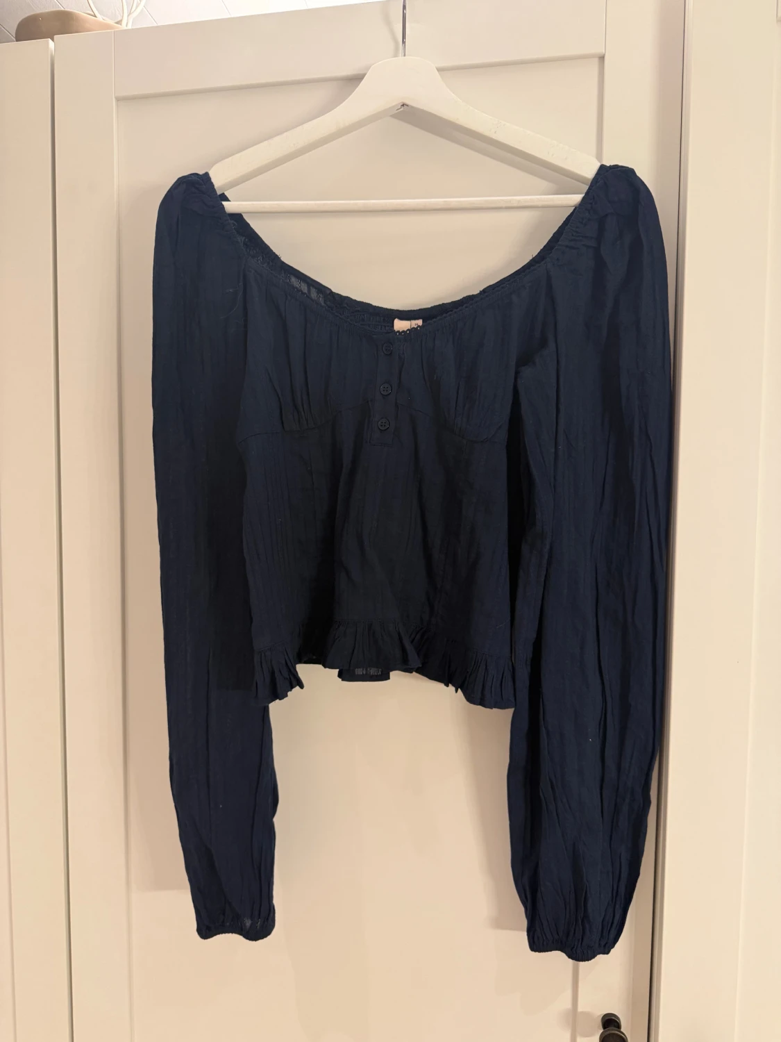 Mörkblå croppad blus med volang
