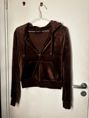 Brun velour hoodie Juicy Couture S - Säljer en brun hoodie från Juicy Couture i mjuk velour med huva och silverfärgad dragkedja. Bra skick och använd 2 gånger. 