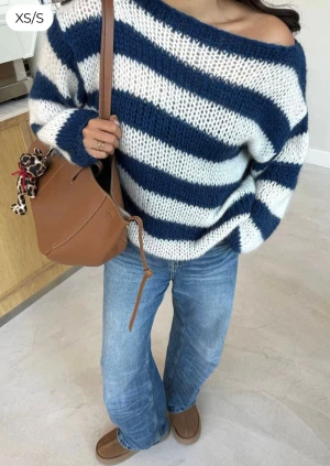 Randig stickad tröja  - Randig stickad tröja i blått och vitt från Design by Si i storlek XS/S