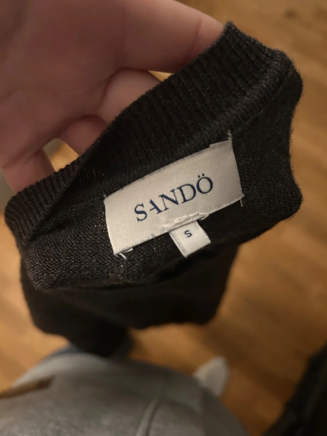 Mörkgrå stickad tröja från Sandö - 2