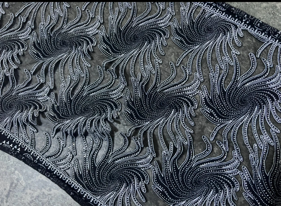 Svart och vit mönstrad halsduk - 2