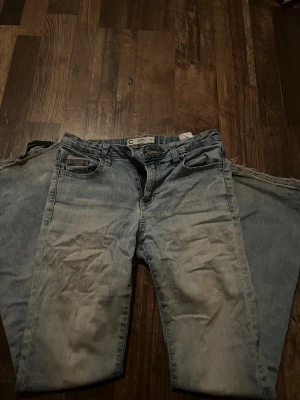 Bootcut jeans Bailey ljusblå - Jeansen är lite skrynklig men de är från Cubus och fickorna är ganska lagom småa
