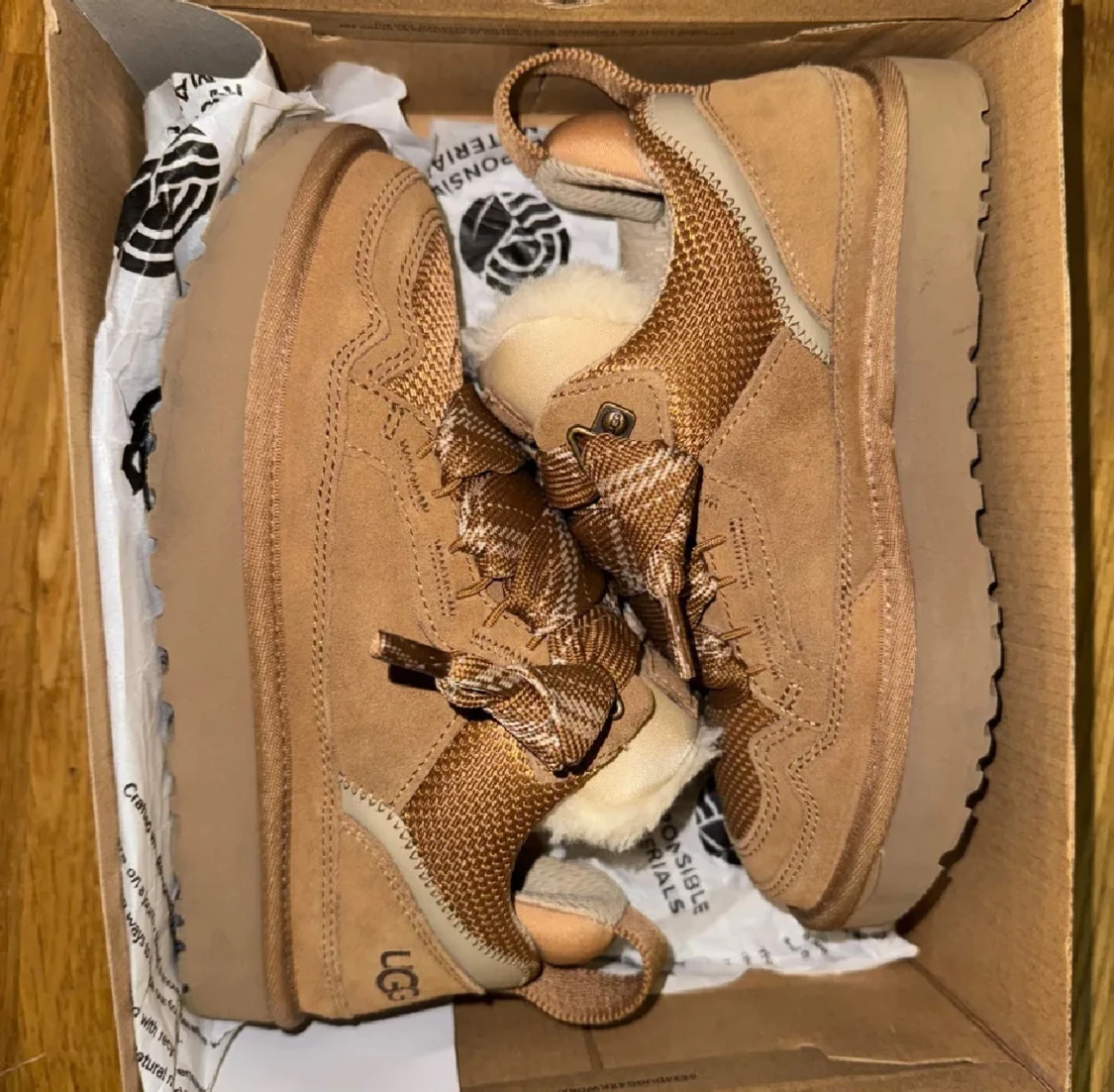 UGG sneakers i brun mocka med fuskpäls - 1