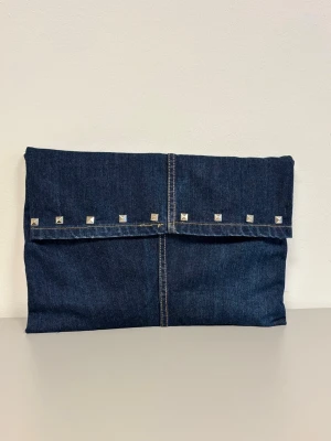 Datorfodral 💙 - Mörkblått datorfodral av återvunna jeans med filt och silke inuti, silvriga nitar och magnetisk knapp!💙 Fodralet är ca 37x27 cm🌟