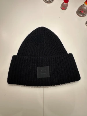 Acne mössa - Säljer min Acne mössa då den inte kommer till användning. Den är i fint skick. Har haft den i ungefär ett år. Det är storlek ONE SIZE som är 56 CM. Pris kan absolut diskuteras😊Fråga gärna om du undrar över något.😁