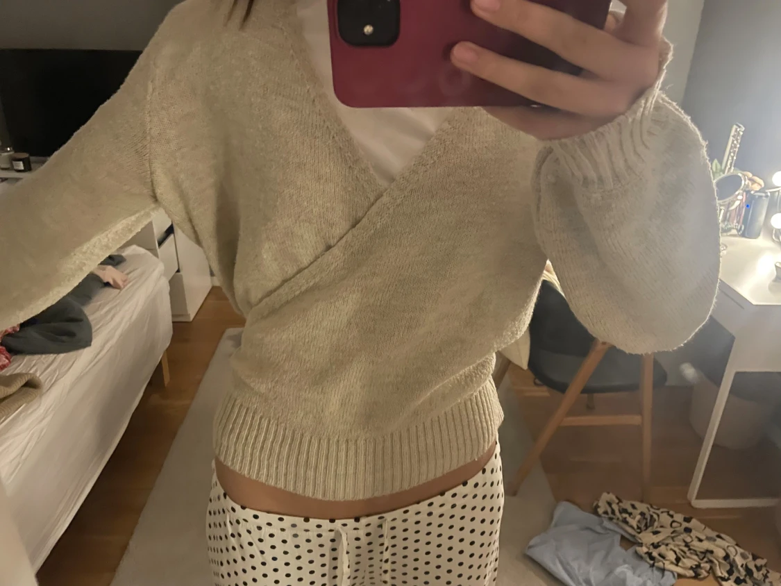 Beige omlott stickad tröja