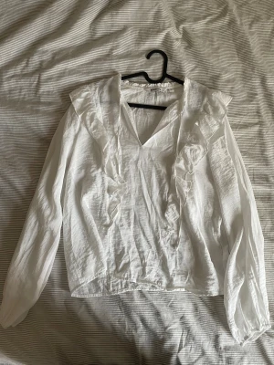 Volang blus - Söt blus med volanger och snören från Kappahl💞 knappt använd 💞 köp gärna med KÖP NU💞