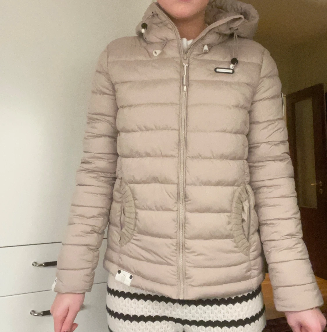 Beige pufferjacka från Marikoo - 1