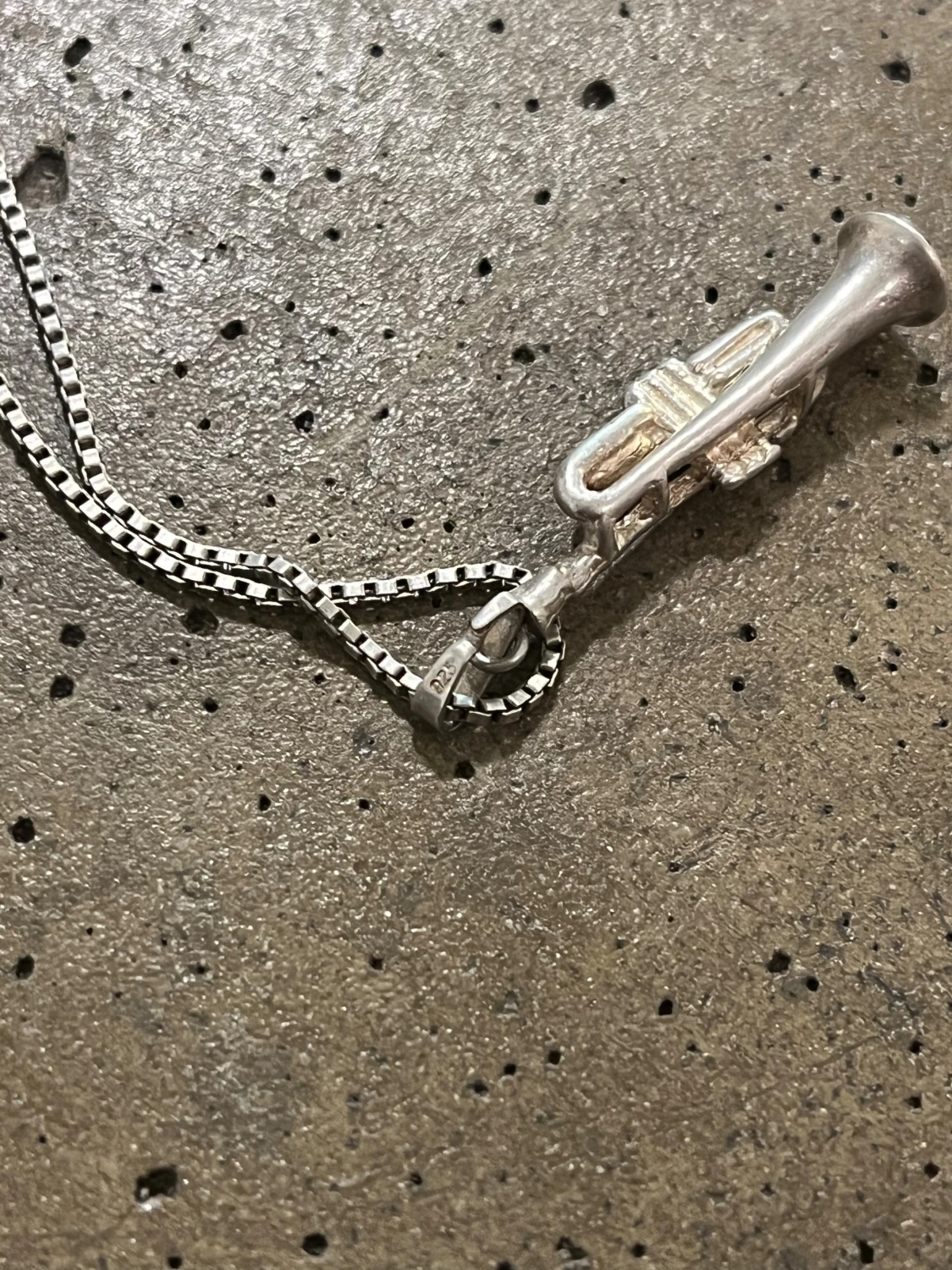 Halsband med trumpetberlock i silver - 3