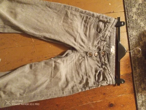 Grå bootcut jeans med knappar - Snygga grå jeans från Gina Tricot med bootcut-ben och tre synliga knappar i midjan. Klassiskoch tillverkade i mjukt jeanstyg. Perfekt för dig som gillar en avslappnad och tidlös stil.