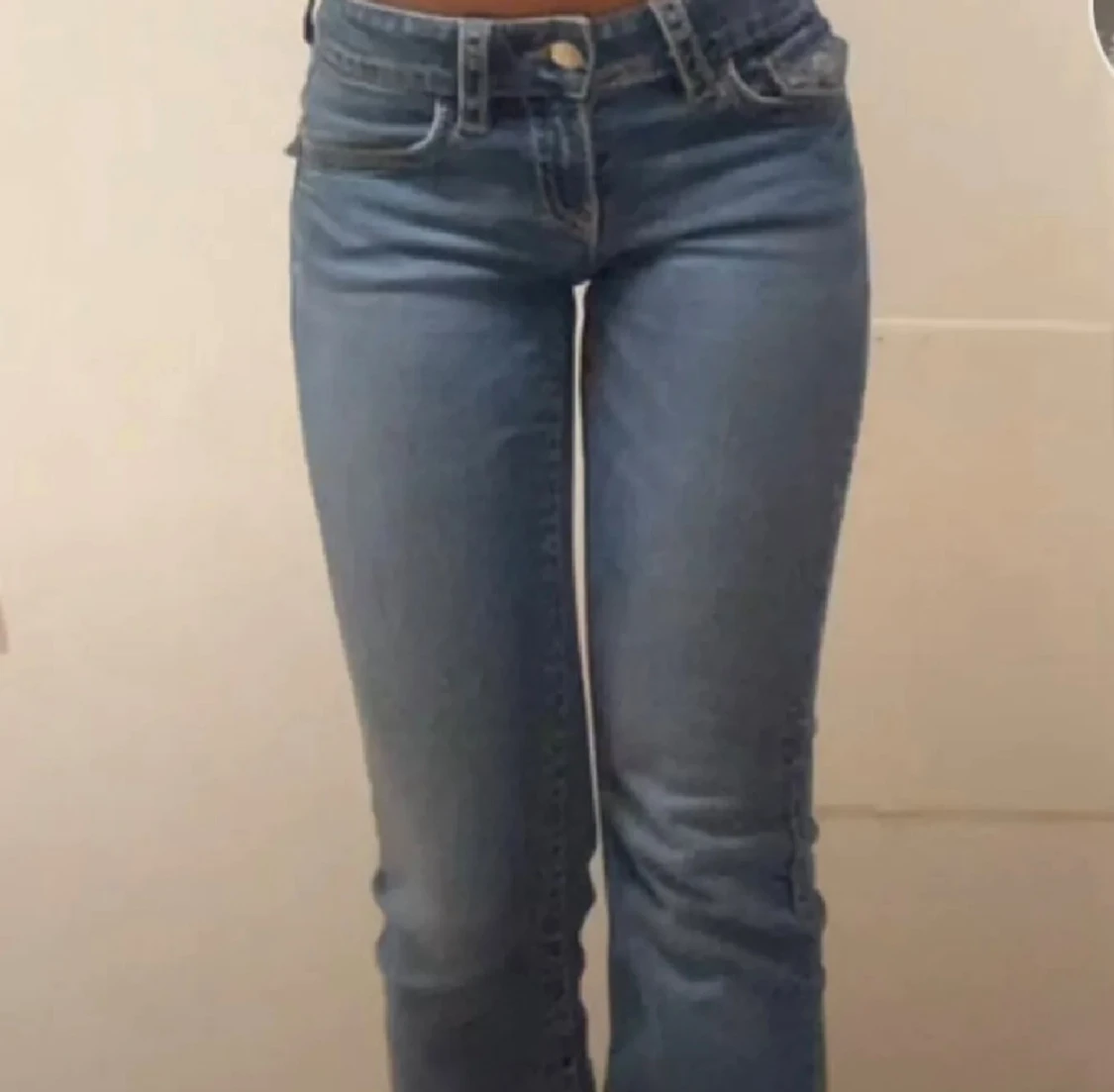 Blå bootcut jeans med fickdetaljer - 1